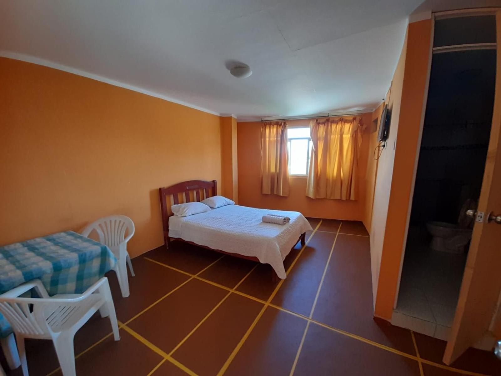 Hotel Y Restaurante Roma Ика Екстериор снимка