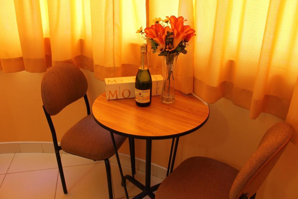 Hotel Y Restaurante Roma Ика Екстериор снимка