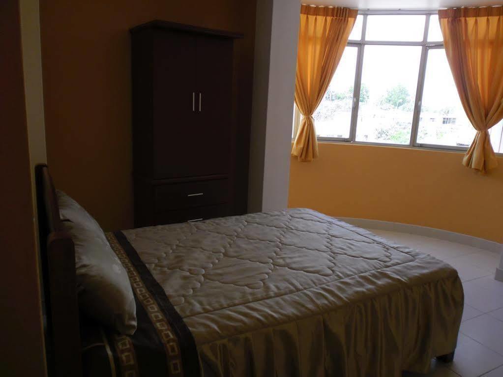 Hotel Y Restaurante Roma Ика Екстериор снимка